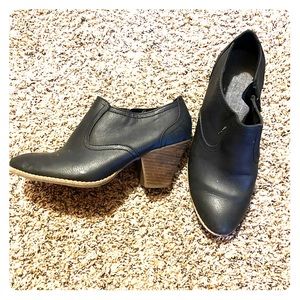 Dr. Scholls black fashion bootie. Faux leather.